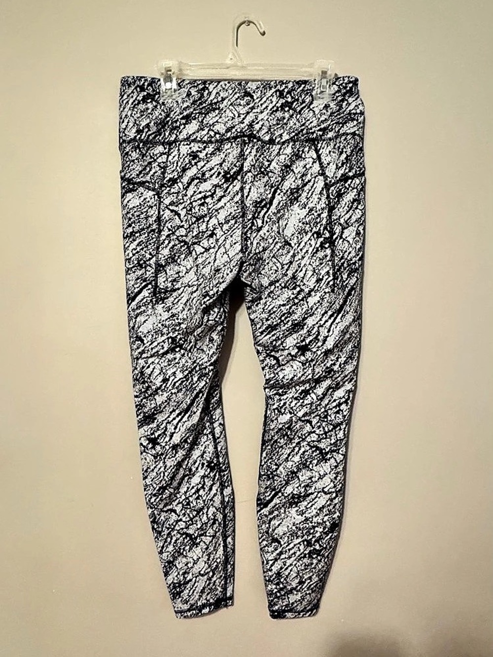 Fall in Motion (Target) Abstract Pattern Leggings in Black & White size L